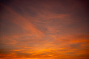 Obraz premium reddish-yellow evening sky. the dark outline of the city