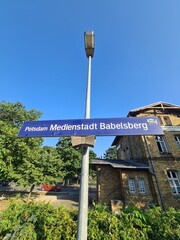 das Bahnhofsschild von Potsdam Babelsberg