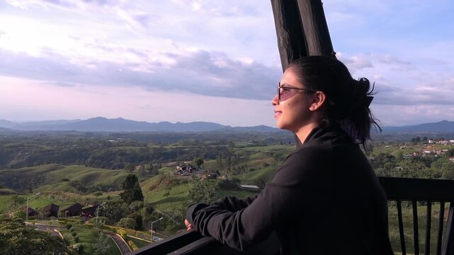 mujer contempla el atardecer, monta&ntilde;as del eje cafetero colombiano