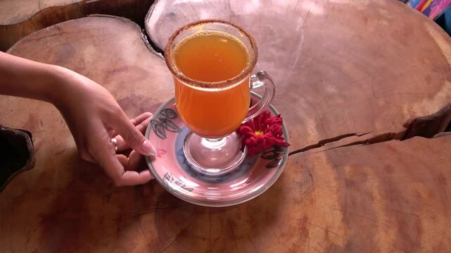 mano sirviendo bebida caliente, T&eacute; de la abuela