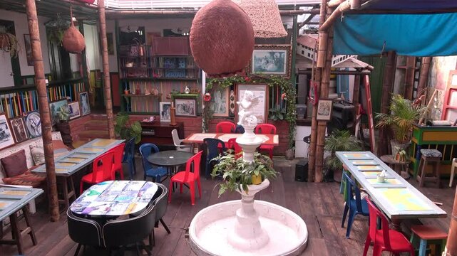 Estancia con decoraci&oacute;n retro y m&uacute;ltiples espacios para sentarse