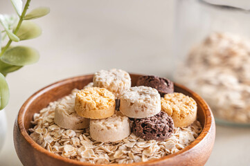 木の器に入ったお菓子とオートミール