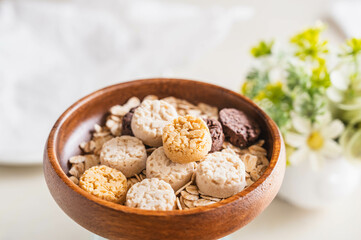 木の器に入ったお菓子とオートミール