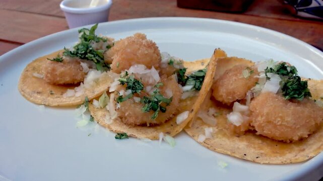 camarones apanados en tortilla mexicana con cebolla pica y cilantro 