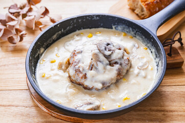 ホワイトソースの煮込みハンバーグ