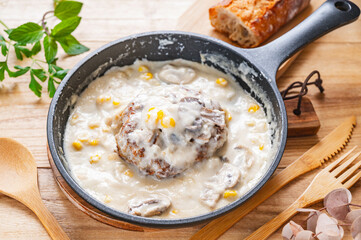 ホワイトソースの煮込みハンバーグ