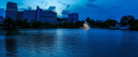 Stavanger, Noruega, panorámica al atardecer de la ciudad donde se aprecia las edificaciones y arquitectura nórdica.