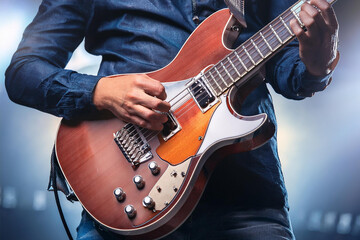 Musicien jouant de la guitare &eacute;lectrique