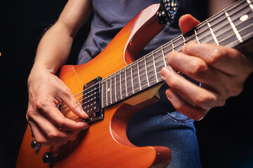 Fototapeta premium Musicien jouant de la guitare électrique