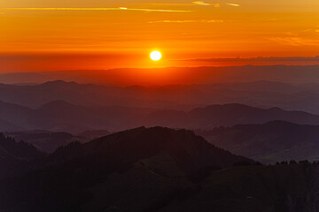 Sunset over the mountains

Sonnenuntergang über den Bergen

