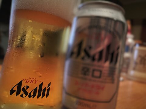 Une pinte de bi&egrave;re Asahi.