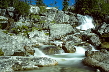 Wodospad w górach © Michal Przystas