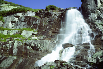 Wodospad w górach © Michal Przystas