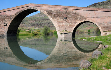 Tekgoz Bridge, located in Kayseri, Turkey, was built in 1203 during the Seljuk period.
