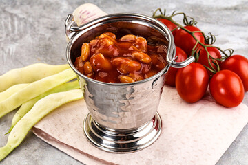 White baked bean in tomato sauce