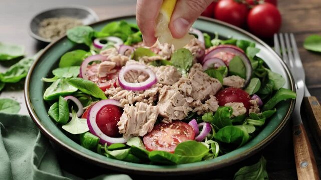 Canned tuna salad with tomatoes lambs lettuce corn salad and onions, stock video 4k