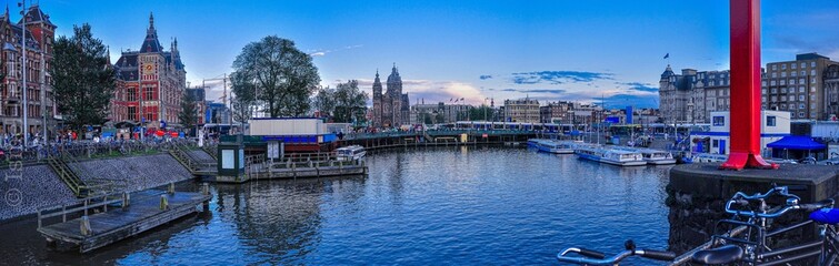 Obraz premium Panorámica de Amsterdan Holanda, países bajos. Zona de estación central.