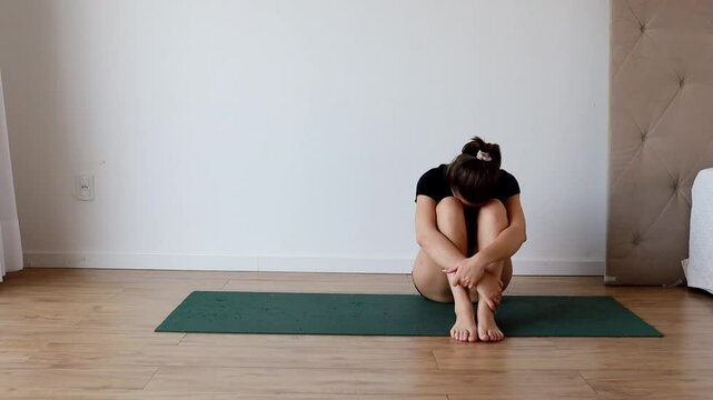 Mulher sentada em depress&atilde;o e desanimo 
