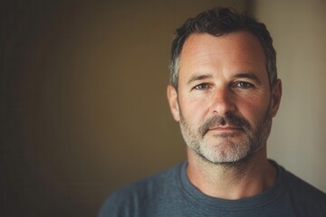 Obraz premium The man contemplates deeply, showing seriousness in a warmly lit indoor space during the early hours of the day. Generative AI