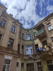 Obraz premium Vintage courtyard with laundry drying under a bright sky