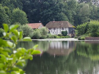 Obraz premium Landschaft im Sommer mit Gebäude an einem See