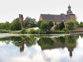 Fototapeta premium Landschaft im Sommer mit Gebäude an einem See