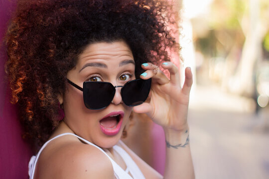 Expresion bonita de la chica de ojos claras con sus lentes de sol 