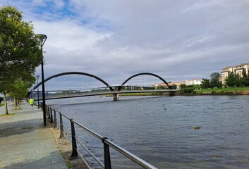 Pasarela peatonal sobre el río Xubia en Narón, Galicia