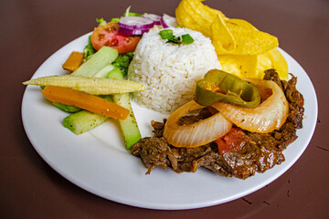Bistec de res encebollado