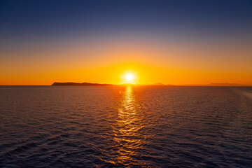 Obraz premium Greek sunsets over the Aegean sea during summer 