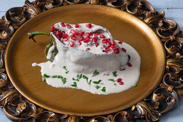 platillo, chiles en nogada relleno, cocina mexicana, canrne molida, sabor, chile poblano, granada