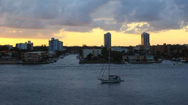 Bahia al atardecer con barcos pasando. Miami. Florida. Estados Unidos.