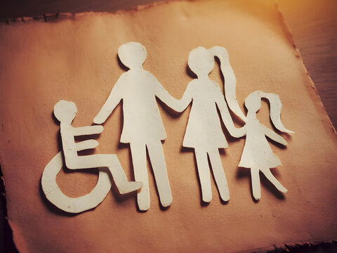 Una silueta familiar con un miembro integral en silla de ruedas
