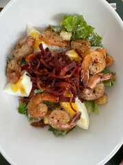 A delicious Caesar salad with prawns