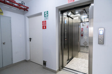 Entrada de ascensor con salida de emergencia © joseayllon