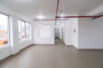 Amplia piso para oficinas color blanco con visa exterior y sistema contra incendios 