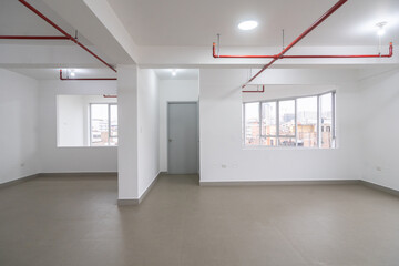 Amplia piso para oficinas color blanco con visa exterior y sistema contra incendios 