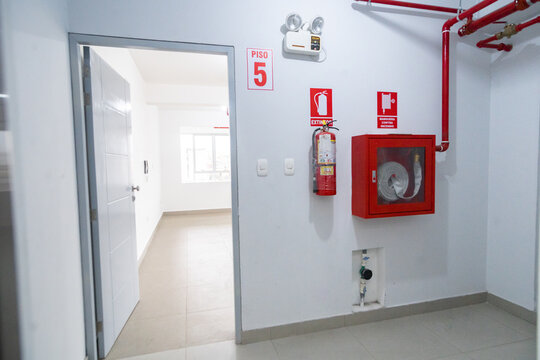entrada a oficinas con sistema anti incendios