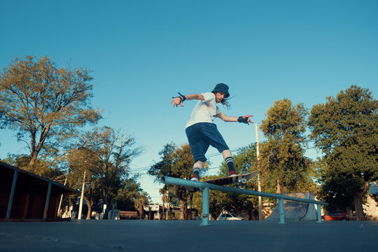 Patinador se desliza con su patineta por una baranda