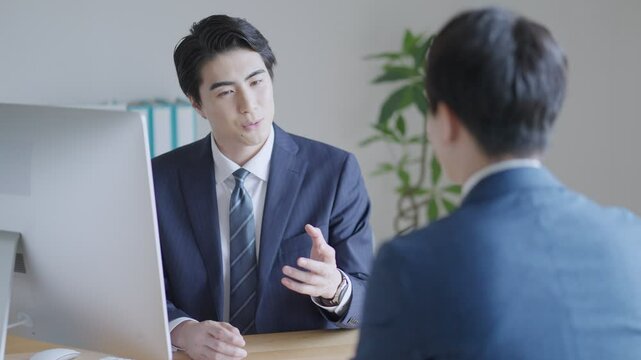 会議するビジネスマンたち