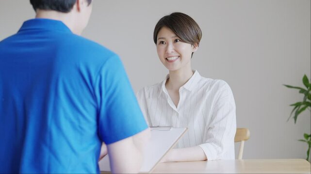 引っ越し業者に見積もりを依頼する客