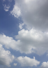 Obraz premium Blue sky with puffy clouds