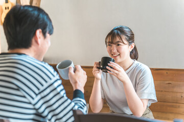 カフェ・飲食店に来た親子・カップル
