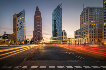 Langzeitbelichtung mit Lichtstreifen am Potsdamer Platz in Berlin