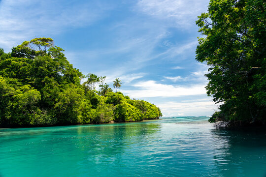 Tropical Waterfront Hut on the Pristine Island of Escudo de Veraguas, Panama, Surrounded by Crystal Clear Waters and Lush Nature, Perfect for an Eco-Friendly Getaway or Remote Vacation