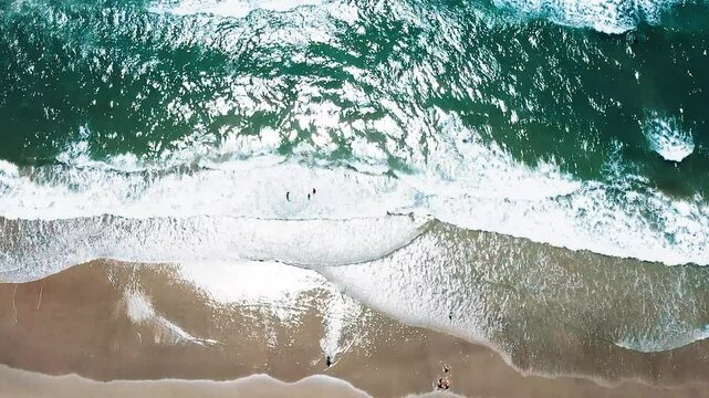 Vista a&eacute;rea de drone voando sobre uma bela praia no Brasil, com vista para as ondas do oceano e &aacute;gua batendo na praia de areia do &acirc;ngulo superior 