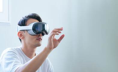VRゴーグルで3D映像を操作する男性