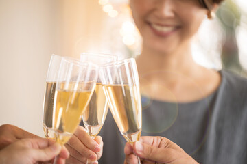 シャンパンやワイングラスで乾杯のイメージ　顔無しの手元のクローズアップ