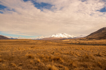 Obraz premium The wilderness of the arid desert like Hakatere Valley and southern alps in the Ashburton Highlands