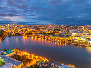 Obraz premium Embankment of the central pond and Plotinka in Yekaterinburg at summer or early autumn night. The historic center of the city of Yekaterinburg, Russia, Aerial View